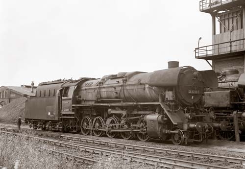 44 9238-5